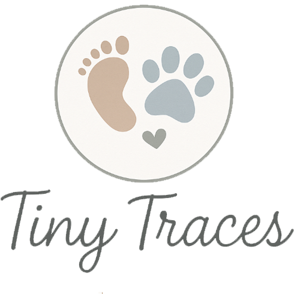 Het Tiny Traces Logo, een babyvoet, hondenpootafdruk en een hartje met de tekst tiny traces eronder.